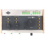 Universal Audio Volt 476 es una interfaz de audio USB de sobremesa diseñada para cantantes, compositores, guitarristas, livestreamers y podcasters. Esta interfaz de grabación USB portátil de 4 entradas y 4 salidas es compatible con sistemas Mac, PC, iPad y iPhone