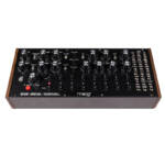 Moog DFAM, sintetizador de percusión analógico semi-modular altamente interactivo para la creación de patrones de percusión.