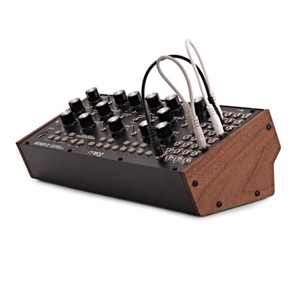 Moog Mother 32 es un sintetizador monofónico modular en formato Eurorack de 60HP, con secuenciador por pasos controlado por tensión, filtro Moog Ladder, entrada MIDI y una amplia interconectividad