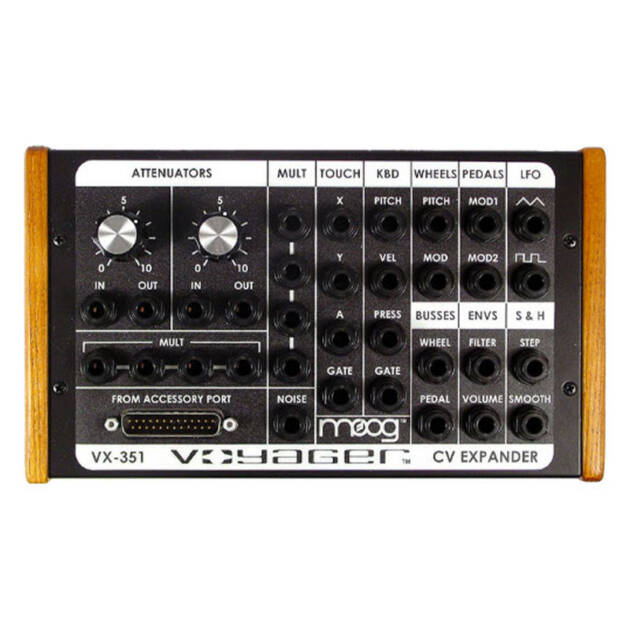 Moog VX-351 Control Voltage Expander es una caja de expansión de tensión de control y salida de puerta que proporciona 19 salidas de tensión de control y 2 de puerta para el Minimoog Voyager.