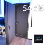 Mas Puerta Acustica 44dB. 54 dB de aislamiento. Rw= 56dB(A). Fabricada en chapa de acero, rellena de material fono-absorbente y aislante. Cierre de presión.