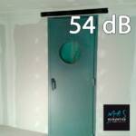 Mas Puerta Acustica 44dB. 54 dB de aislamiento. Rw= 56dB(A). Fabricada en chapa de acero, rellena de material fono-absorbente y aislante. Cierre de presión.