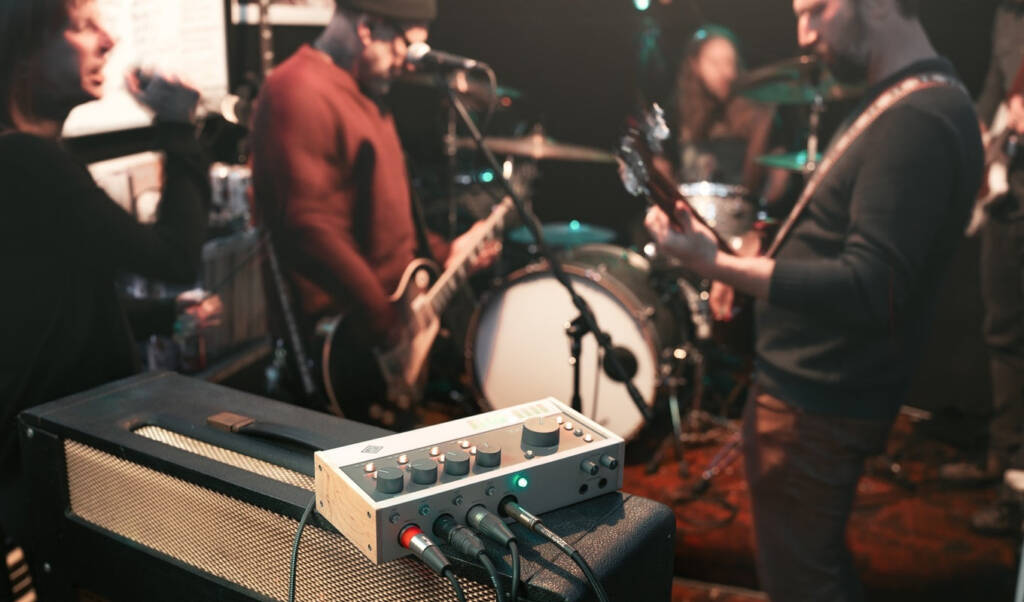 Volt 476P: Dirigida a entornos de producción más amplios, integra canales adicionales y la misma circuitería de compresión inspirada en el 1176, ofreciendo una mayor flexibilidad de ruteo.